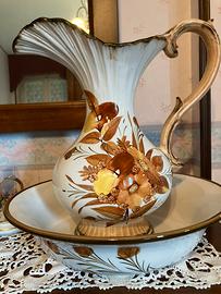 Brocca con catino lavamani. Ceramica di Bassano