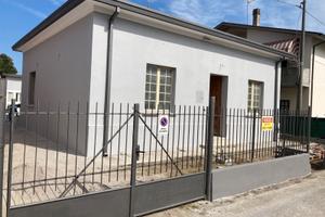 Casa indipendente ristrutturata con corte - Glorie