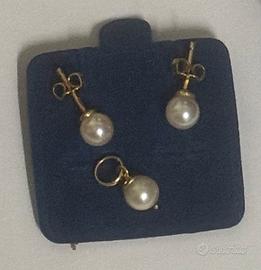 Orecchini e ciondolo in oro 18 kt e perle