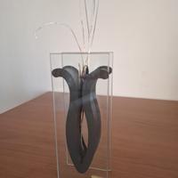 Vaso con fiore in argento.