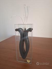 Vaso con fiore in argento.