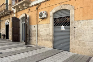 Locale commerciale angolare 4 ingressi