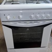Cucina e forno Indesit come nuovo
