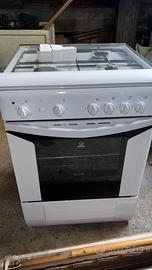 Cucina e forno Indesit come nuovo