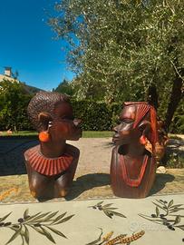 Busti africani vintage intagliati a mano.