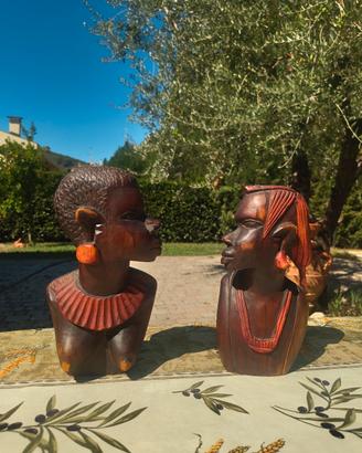 Busti africani vintage intagliati a mano.