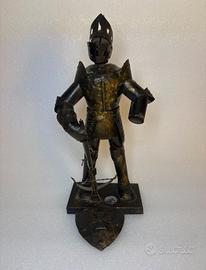 Statua soldato cavaliere con armatura in metallo