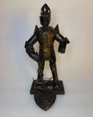 Statua soldato cavaliere con armatura in metallo
