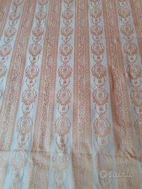 Copriletto e mantovana per tende