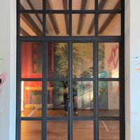 Portale porta ferro e vetro con serratura