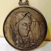 La Madonna Addolorata bassorilievo in bronzo