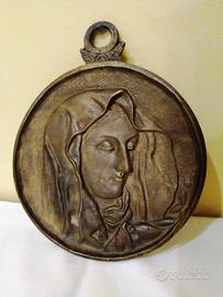 La Madonna Addolorata bassorilievo in bronzo