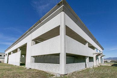 Immobile di 500 m² con 1 locale a Aprilia