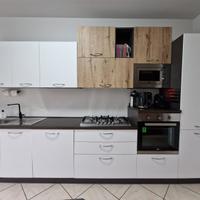 Cucina completa di tutti gli elettrodomestici
