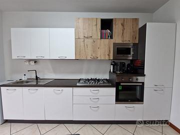 Cucina completa di tutti gli elettrodomestici