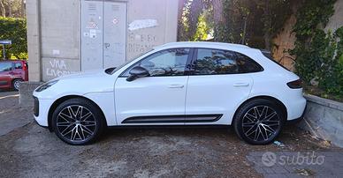 Porsche Macan T 2022 tetto cerchi 21 spyder bose