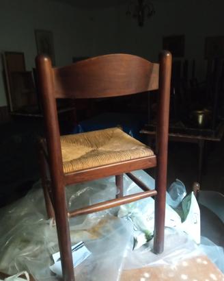 sedie in legno incordate.