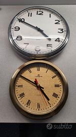 due orologi al quarzo da parete