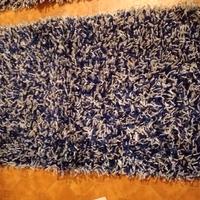 tappeto bianco e blu