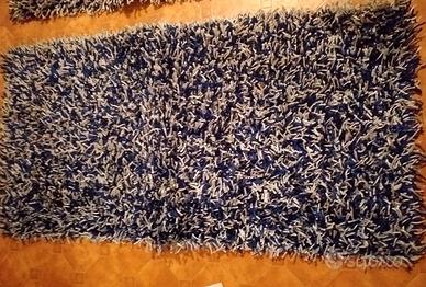 tappeto bianco e blu