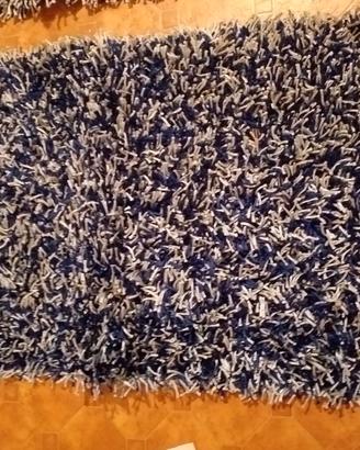 tappeto bianco e blu