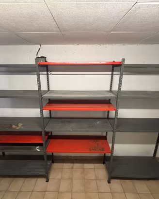 Scafali in lamiera per cantina e garage