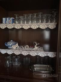 Set di bicchieri,porcellane e decorazioni