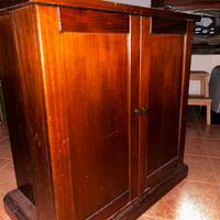 Mobiletto in legno con ante e ripiani interni