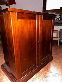 Mobiletto in legno con ante e ripiani interni