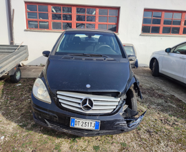 Mercedes classe b 170 incidentata