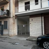 Posto auto interno sicuro con cancello automatico