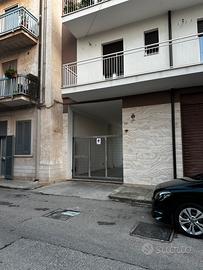 Posto auto interno sicuro con cancello automatico