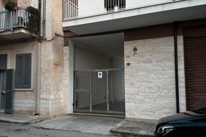 Posto auto interno sicuro con cancello automatico