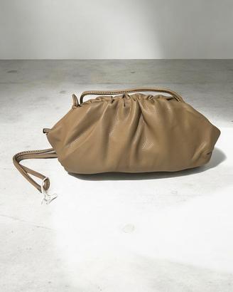 Borsa morbida beige con tracolla – nuova