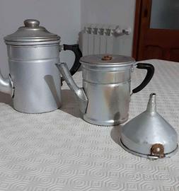 Caffettiera e imbuto in latta anni '50