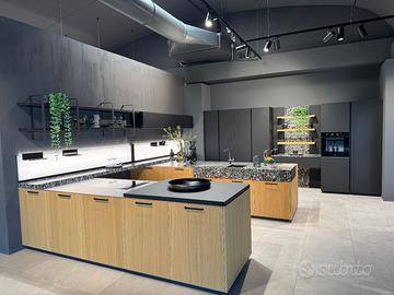 Cucina con penisola di altissima qualità scontata