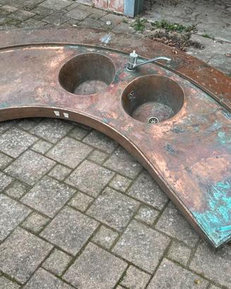 Lavabo in rame curvo con doppia vasca. pezzo unico