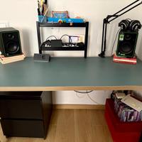 Scrivania Ikea con mensola a due piani