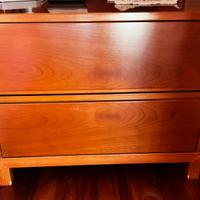 Comodino in legno con cassetti