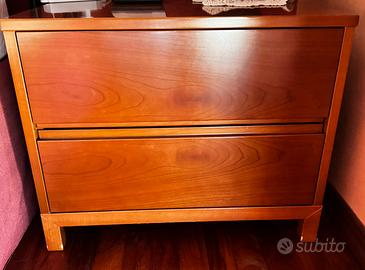 Comodino in legno con cassetti