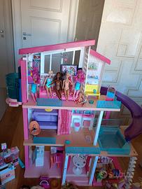Casa di barbie con accessori