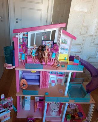 Casa di barbie con accessori