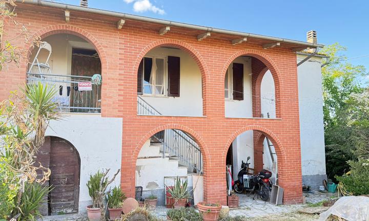 Porzione di casale con annesso e terreno