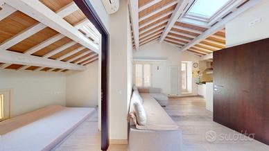 Moderno bilocale con terrazzo in piazza del popolo