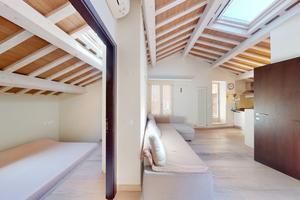 Moderno bilocale con terrazzo in piazza del popolo