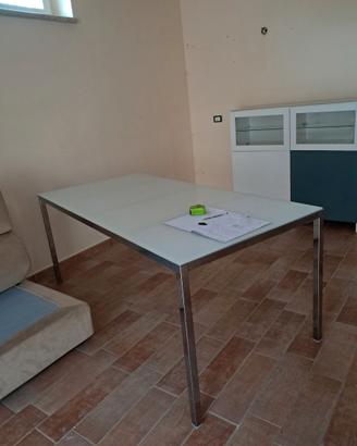 Tavolo Ikea acciaio e vetro