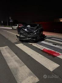auto incidentata toyota c-hr ibrida