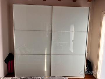 Armadio con ante scorrevoli