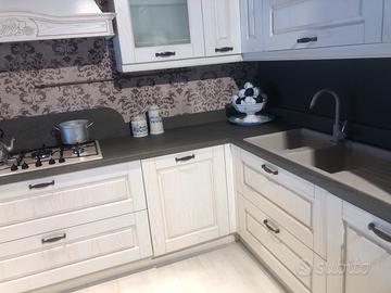 Cucina in svendita angolare in legno Nuova