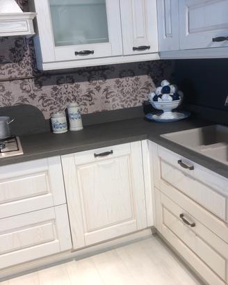 Cucina in svendita angolare in legno Nuova